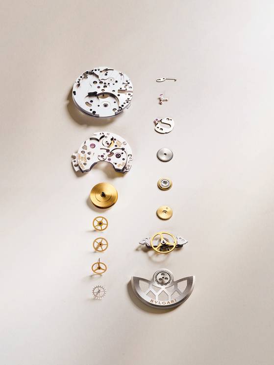 세르펜티 세두토리 워치에는 불가리가 지난해 LVMH 워치 위크에서 선보인 BVS100 레이디 솔로템포 무브먼트가 담겼다. 사진은 BVS100 레이디 솔로템포 무브먼트의 분해도. 사진 불가리