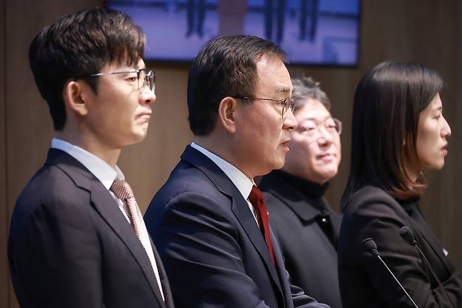 국회 과학기술정보 방송통신위원회 간사인 최형두 국민의힘 의원이 1월 2일 국회 소통관에서 정보통신망법 개정 촉구·언론중재법 개정 추진 반대 기자회견을 하고 있다. 왼쪽부터 과방위 소속 박충권 국민의힘 의원, 최 의원, 문화체육관광위원회 간사인 박정하 국민의힘 의원. [연합뉴스]