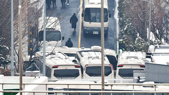 지난해 1월 5일 오후 서울 한남동 대통령 관저 입구가 공수처의 체포영장 집행을 대비해 버스들로 막혀 있다. 김종호 기자