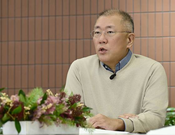 정의선 현대차그룹 회장은 지난 5일 사내에서 진행된 온라인 신년회에서 "AI 역량을 내재화하지 못한 기업은 생존을 담보하기 어렵다"고 말했다. 사진 현대차그룹