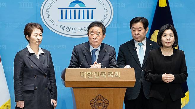 이언주, 황명선, 강득구 더불어민주당 최고위원이 23일 서울 여의도 국회 소통관에서 정청래 대표의 조국혁신당과의 합당 제안과 관련해 규탄 및 사과를 촉구하는 기자회견을 하고 있다. 뉴스1