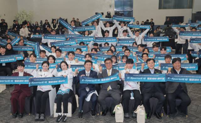 ▲ 한국 선수단이 22일 서울올림픽파크텔에서 열린 2026 밀라노-코르티나 동계 올림픽 대한민국 선수단 결단식에서 선전을 다짐하고 있다.  연합뉴스