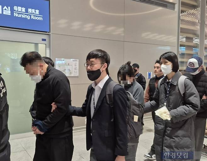 120억 규모의 로맨스스캠 범죄를 주도한 혐의를 받는 한국인 부부가 23일 인천공항을 통해 송환되고 있다. 김다빈 기자