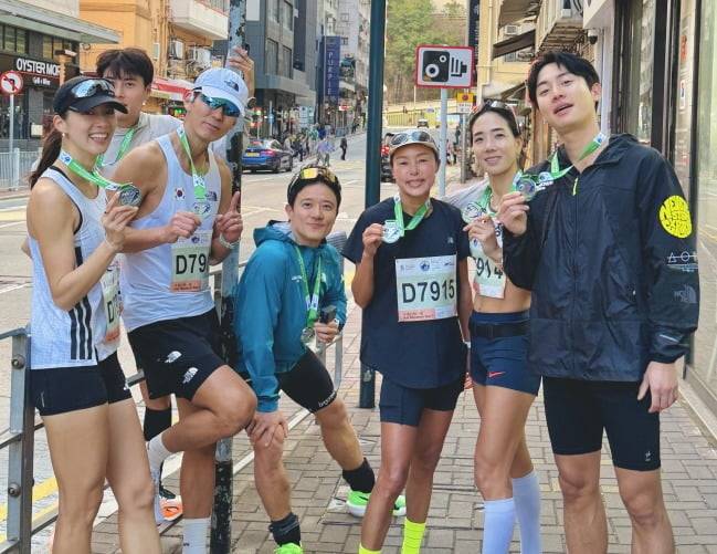 지난 18일 개최된 ‘2026 스탠다드차타드 홍콩 마라톤’에 가수 션을 비롯한 한국 셀럽 러너들이 참가했다. 사진=홍콩관광청