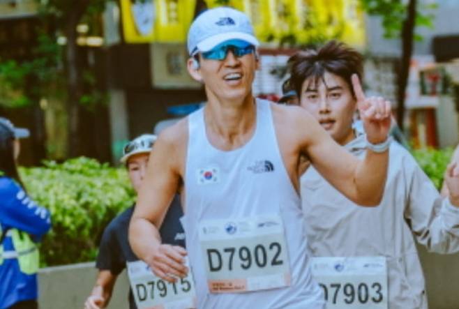 지난 18일 열린 ‘2026 스탠다드차타드 홍콩 마라톤’에 참가한 가수 션. 사진=홍콩관광청(bobae) 제공