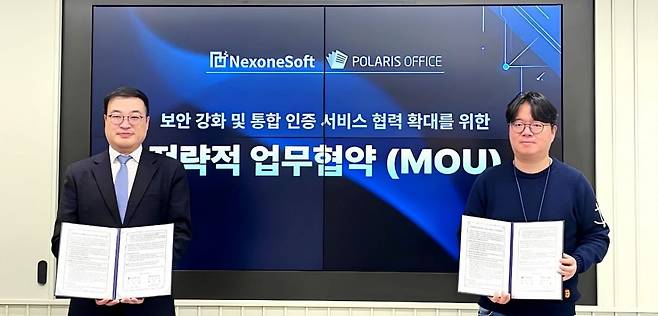 이해석 폴라리스그룹 AI총괄(오른쪽)과 최덕훈 넥스원소프트 대표가 업무협약식을 체결하고 협약서를 보여주고 있다. 폴라리스오피스 제공
