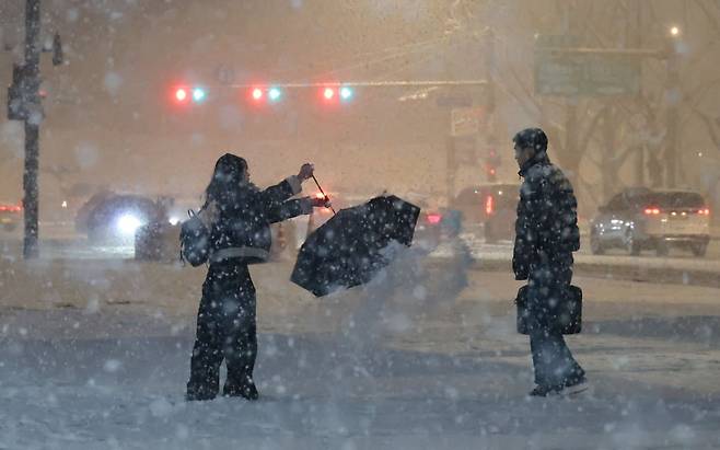 영하권의 날씨가 계속되는 23일 저녁 서울 종로구 광화문광장 일대에 많은 양의 눈이 내리고 있다. /사진=연합뉴스