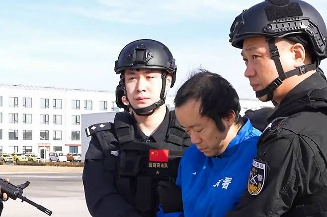 체포 뒤 중국으로 송환되는 프린스 그룹 천즈 회장. 연합뉴스