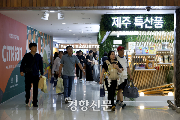 제주국제공항에 마련된 여객 선호 브랜드 거리에서 관광객들이 물건을 구매하고 있다. 문재원 기자