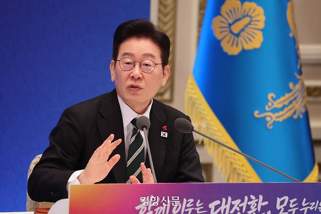 이재명 대통령이 지난 21일 오전 청와대 영빈관에서 열린 신년 기자회견에서 취재진의 질문에 답하고 있다. 청와대사진기자단