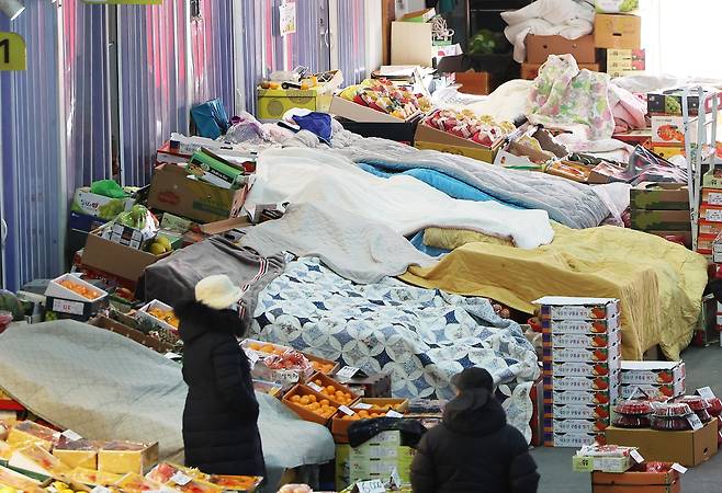 한파가 이어지고 있는 21일 경기도 수원시 권선구 수원농수산물도매시장에서 과일이 이불에 덮여있다. 연합뉴스