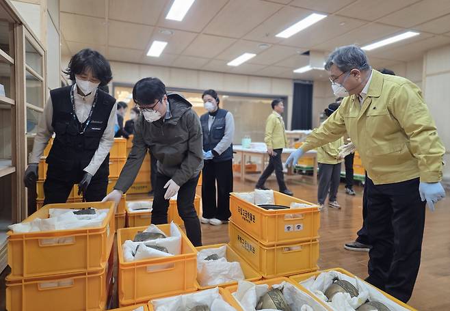 Korea Heritage Service’s Administrator Heo Min directs the precautionary relocation of key artifacts at the National Palace Museum of Korea in Seoul on Friday, after a predawn fire at the site. (Yonhap)