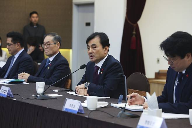 Defense Minister Ahn Gyu-back (center) presides over a meeting of defense firm executives in Seoul on Friday. (Ministry of National Defense)