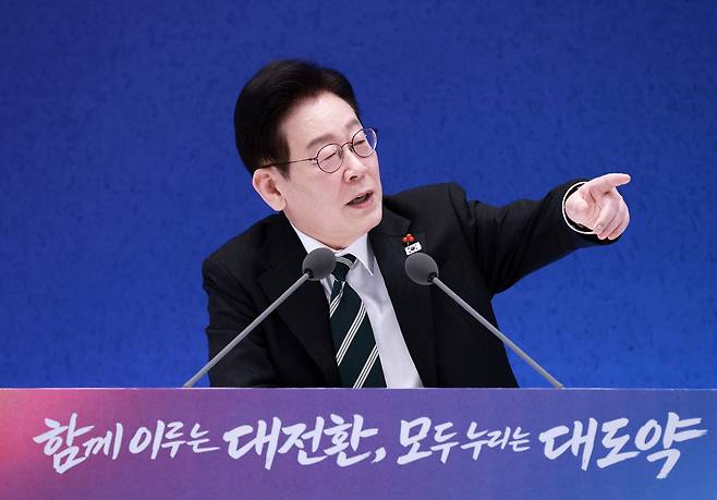 President Lee Jae Myung points during a New Year’s press conference, attended by some 160 Korean and foreign journalists, at the Blue House in central Seoul on Jan. 21. [JOINT PRESS CORPS]