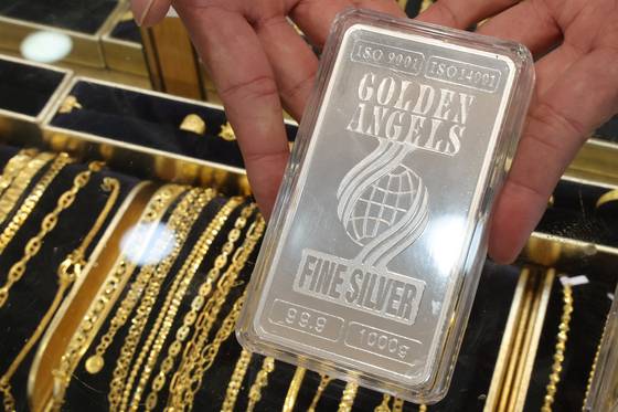 Silver and gold bars are displayed at a jewelry store in central Seoul. [YONHAP]