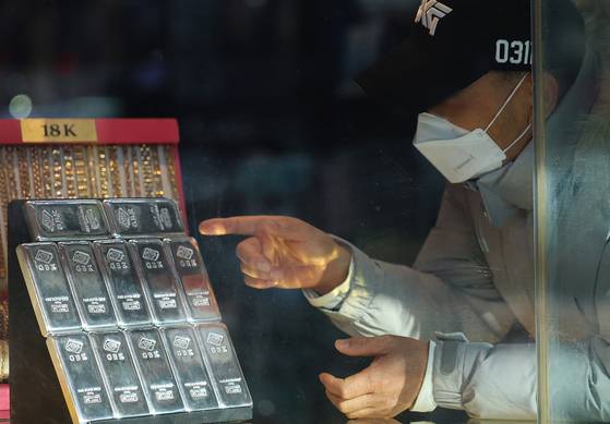 A customer looks at silver bars displayed at a jewelry store in central Seoul. [YONHAP]