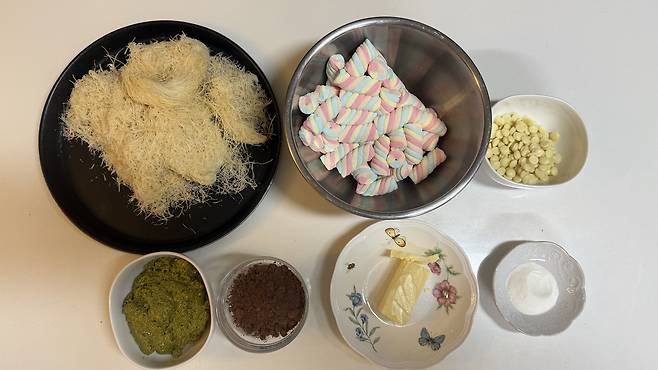 I measure ingredients down to the gram to make Dubai chewy cookies. [WOO JI-WON]