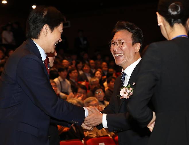 Prime Minister Kim Min-seok, right, shakes hands with Rebuilding Korea Party leader Cho Kuk at an event in Changwon, South Gyeongsang, on Oct. 16, 2025. [NEWS1]