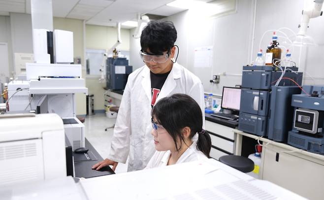 애경케미칼 대전연구소에서 연구원들이 연구개발에 매진하고 있다. 애경케미칼 제공&nbsp;