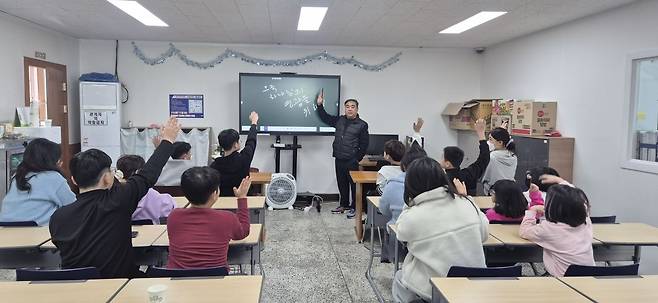 황희수 부산 바울교회 목사가 지난 16일 교회 3층 지역아동센터에서 아이들에게 영성 교육을 하고 있다. 이 시간이 아이들에겐 하나님의 존재를 느끼고 자신들이 얼마나 소중한 존재인지를 깨닫는 치유의 시간이다.