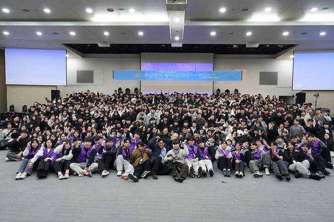 예장고신 부산중부노회에서 주최한 청소년 수련회에 참석한 부산 경남 청소년과 교사 스태프들이 22일 경주 교원드림센터에서 폐회예배를 마치고 단체 사진을 촬영하고 있다.