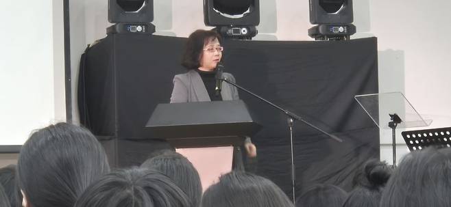 김지연 한국가족보건협회 대표가 지난 21일 경주 교원드림센터에서 열린 청소년 연합수련회에서 ‘성경적 성 정체성’을 주제로 특강을 하고 있다. 김 대표는 청소년들이 세상의 가치관에 휘둘리지 않고 올바른 정체성을 가질 수 있도록 독려했다.