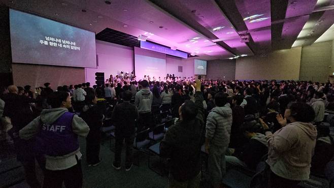 예장고신 부산중부노회는 지난 20일~22일까지 경주 교원드림센터에서 청소년 연합수련회를 개최했다. 수련회에 참석한 부산 경남 20개 교회 460여명의 청소년들이 찬양을 하고 있다.