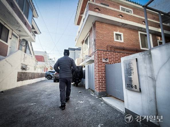 22일 오전 10시께 인천 부평구 부평5동의 부평생활 앞을 주민이 걸어가고 있다. 김지혜 기자