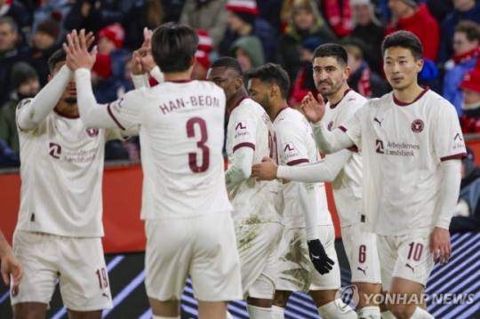 미트윌란의 득점 때 동료들과 골 세리머니 하는 이한범(3번)과 조규성(10번) / 사진=연합뉴스