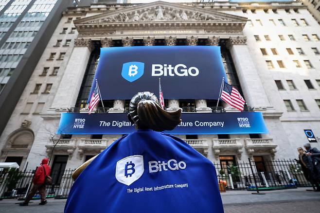 22일(현지시간) 미국 뉴욕증권거래소(NYSE) 건물 외벽에 가상자산 수탁 기업 비트고(BitGo)의 로고와 상장을 알리는 대형 현수막이 걸려 있다. [사진=로이터연합]