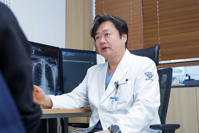 백종우 경희대병원 정신건강의학과 교수가 매경AX와 인터뷰 중 ‘외상후스트레스장애(PTSD)’에 대해 설명하고 있다. [경희의료원 제공]