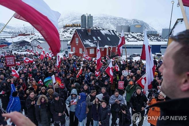 그린란드 반(反)트럼프 시위. AP 연합뉴스