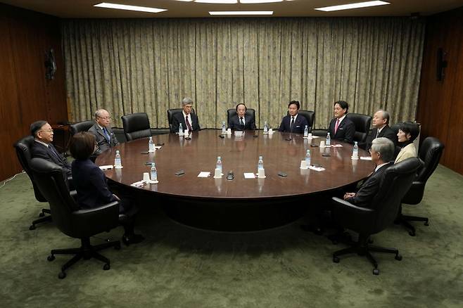 23일 일본은행 본점에서 열린 금융정책결정회의에 참석한 위원들이 회의에 앞서 포즈를 취하고 있다. [로이터 연합뉴스]