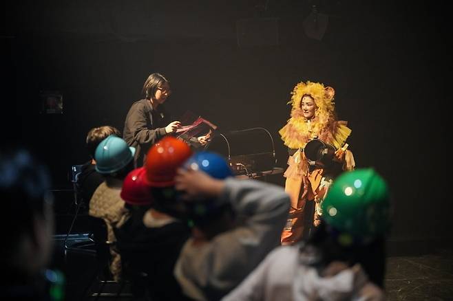 뮤지컬 ‘극자의 도로시’의 한 장면. 아이들은 헬멧을 쓴 채 극장 곳곳을 돌아다닌다. [강동아트센터]