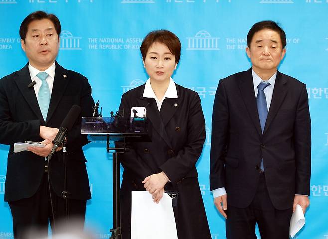 23일 국회에서 정청래 더불어민주당 대표의 사과를 요구하는 황명선·이언주·강득구 민주당 최고위원(왼쪽부터).  김재훈 기자