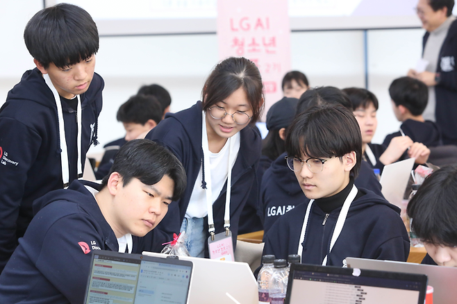 LG AI 청소년캠프 2기에 참가한 청소년들이 팀프로젝트를 하고 있는 모습