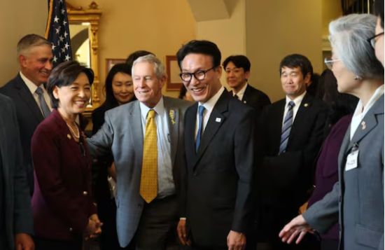 미국을 방문 중인 김민석 국무총리가 22일(현지 시각) 미국 워싱턴DC 국회의사당에서 하원의원들과 만나 대화하고 있다. (제공=국무총리실)