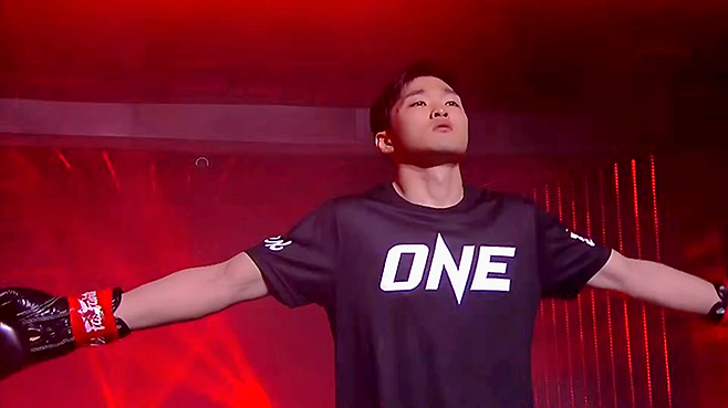 제2대 맥스FC 65㎏ 챔피언 조경재가 2026년 1월 태국 방콕 룸삐니 경기장 ONE Friday Fights 138 킥복싱 밴텀급 시합을 위해 입장하고 있다. 조경재는 대한무에타이협회 70㎏ 챔피언도 지냈다. 사진=Group One Holdings Pte. Ltd.