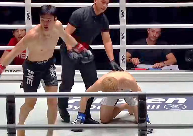 2026년 1월 태국 방콕 룸삐니 경기장 ONE Friday Fights 138 킥복싱 밴텀급 시합에서 입식타격기 빅리그 일본 Rise 4승 2패 쇼타를 다운시킨 제2대 맥스FC 65㎏ 챔피언 조경재. 조경재는 대한무에타이협회 70㎏ 챔피언도 지냈다. 사진=Group One Holdings Pte. Ltd.