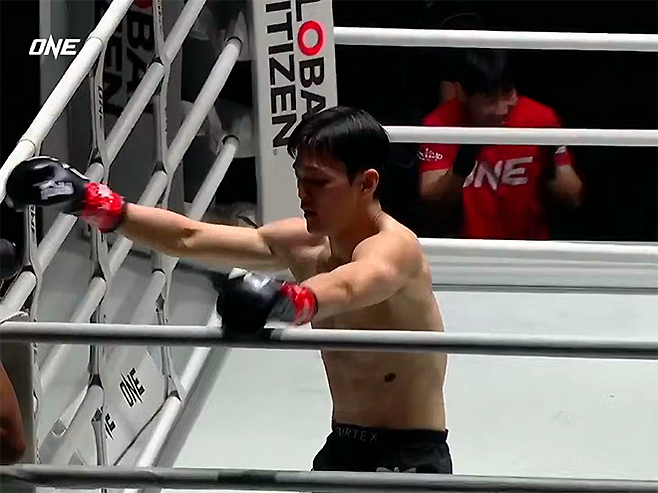 제2대 맥스FC 65㎏ 챔피언 조경재가 2026년 1월 태국 방콕 룸삐니 경기장 ONE Friday Fights 138 킥복싱 밴텀급 1라운드 TKO 승리 후 기뻐하고 있다. 조경재는 대한무에타이협회 70㎏ 챔피언도 지냈다. 사진=Group One Holdings Pte. Ltd.