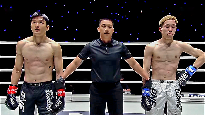 제2대 맥스FC 65㎏ 챔피언 조경재가 2026년 1월 태국 방콕 룸삐니 경기장 ONE Friday Fights 138 킥복싱 밴텀급 승리 선언을 기다리고 있다. 조경재는 대한무에타이협회 70㎏ 챔피언도 지냈다. 오른쪽은 입식타격기 빅리그 일본 Rise 4승 2패 쇼타. 사진=Group One Holdings Pte. Ltd.