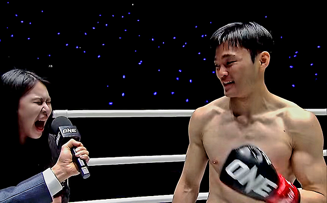 제2대 맥스FC 65㎏ 챔피언 조경재가 2026년 1월 태국 방콕 룸삐니 경기장 ONE Friday Fights 138 퍼포먼스 보너스 35만 바트(1646만 원)를 받는다는 통보에 기뻐하고 있다. 조경재는 대한무에타이협회 70㎏ 챔피언도 지냈다. 사진=Group One Holdings Pte. Ltd.