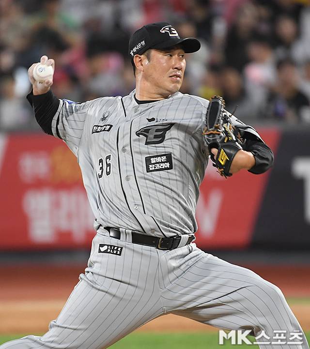 2024년 6월 4일 오후 수원KT위즈파크에서 ‘2024 프로야구’ 한화 이글스와 KT 위즈의 경기가 열렸다. 이날 선발은 한화 황준서, KT 벤자민이 나섰다. 4회말 역투하는 한화 장민재. 사진=천정환 기자