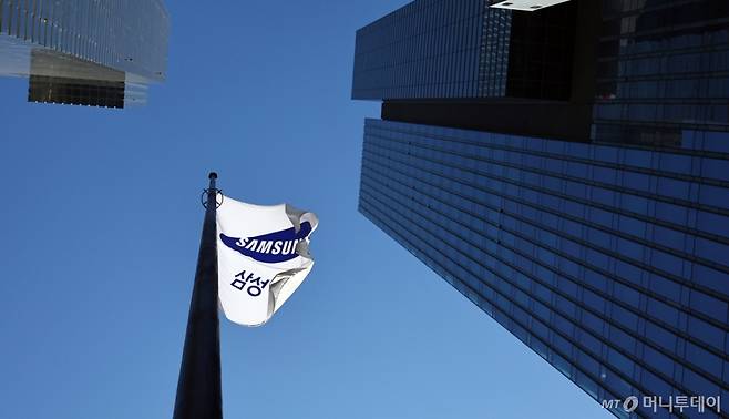 [서울=뉴시스] 최진석 기자 = 삼성전자가 창사 이래 처음으로 분기 영업이익 20조원을 돌파한 것으로 발표한 8일 서울 서초구 삼성전자 사옥에 삼성깃발이 보이고 있다.   삼성전자는 이날 연결기준 지난해 4분기 잠정 실적으로 매출 93조원, 영업이익 20조원을 발표했다. 매출은 전년 4분기(75조7900억원) 대비 22.71% 늘었고, 영업이익은 같은 기간 6조4900억원에서 208.17% 증가했다. 모두 역대 최고치인 매출(지난해 3분기 86조600억원), 영업이익(2018년 3분기 17조5700억원)을 웃도는 수준이다. 2026.01.08. myjs@newsis.com /사진=최진석