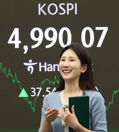 23일 오후 서울 중구 하나은행 본점 딜링룸 전광판에 코스피 종가가 표시되고 있다./사진=뉴스1