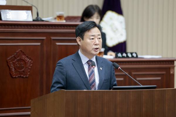 신동화 구리시의회 의장이 23일 356회 임시회에서 국회에 계류중인 광역교통법 개정안의 조속한 통과를 요구하는 결의안을 대표발의하고 있다. /사진제공=구리시의회