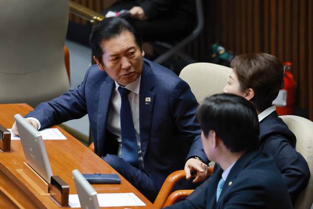 정청래 더불어민주당 대표가 15일 국회 본회의에서 이언주, 황명선 최고위원과 대화하고 있다. 연합뉴스