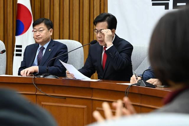 국힘 원내대책회의  : 송언석(왼쪽 두 번째) 국민의힘 원내대표가 23일 오전 국회에서 원내대책회의를 주재하고 있다.  문호남 기자