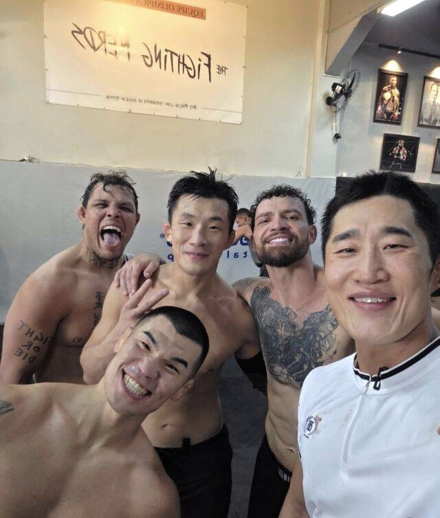 브라질 전지훈련에서의 사진. 오른쪽부터 반시계 방향으로 김동현-마우리시오 루피-김상욱-카이오 보할류-고석현./김상욱 SNS