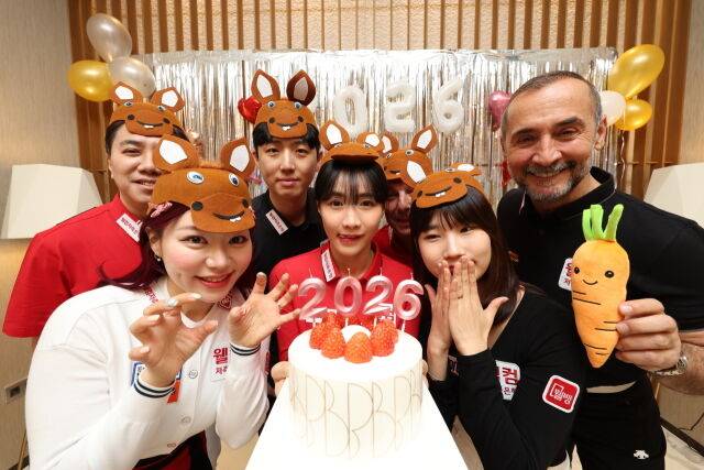 웰컴저축은행 선수들이 대회에 앞서 진행한 포토콜에서 포즈를 취하고 있다./PBA